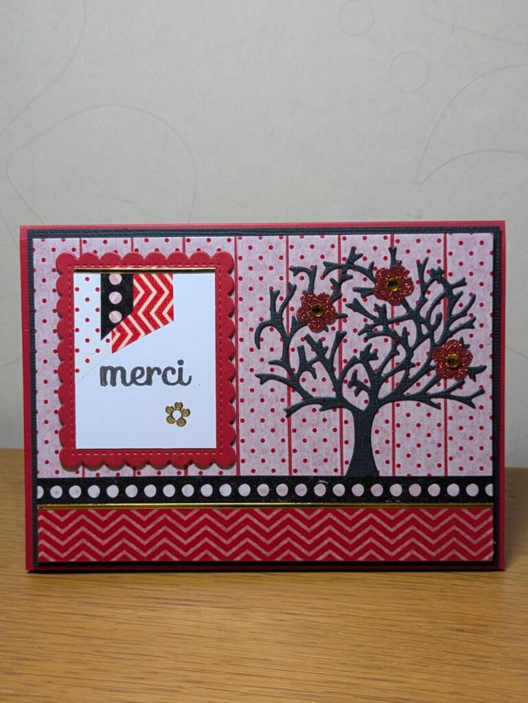 Carte scrap rouges et rose avec texte "Merci"